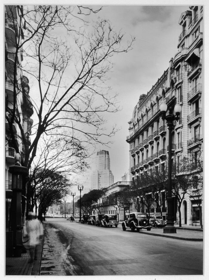 Avenida Santa Fe, Plaza San Mart&iacute;n