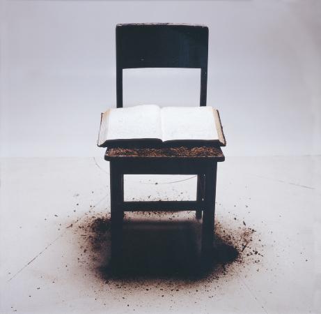 Silla con libro