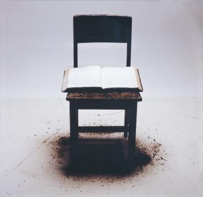 Silla con libro