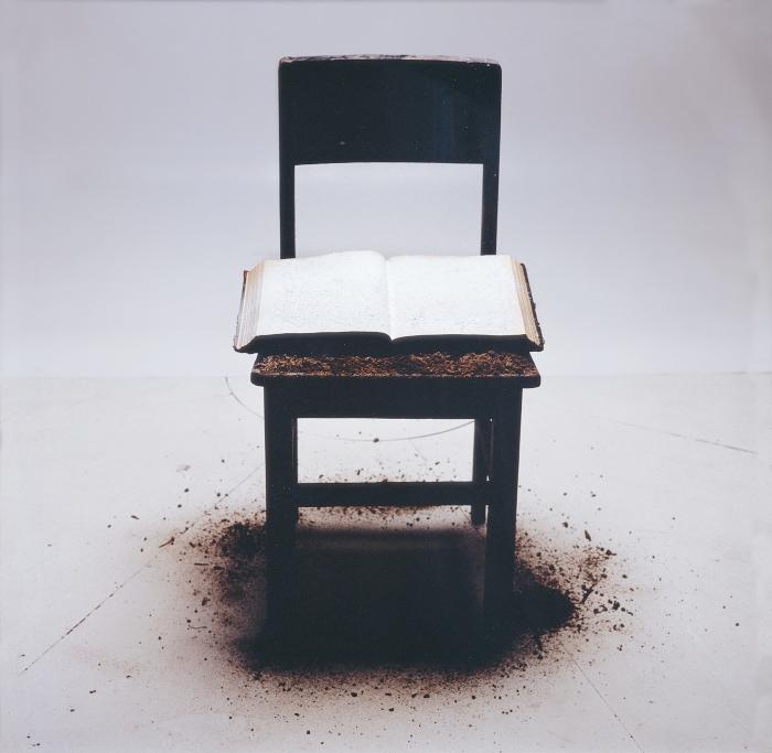 Silla con libro