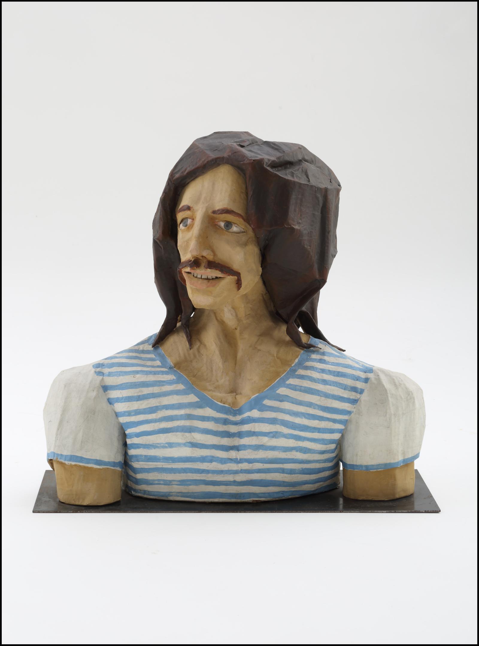 Hombre con camiseta rayada