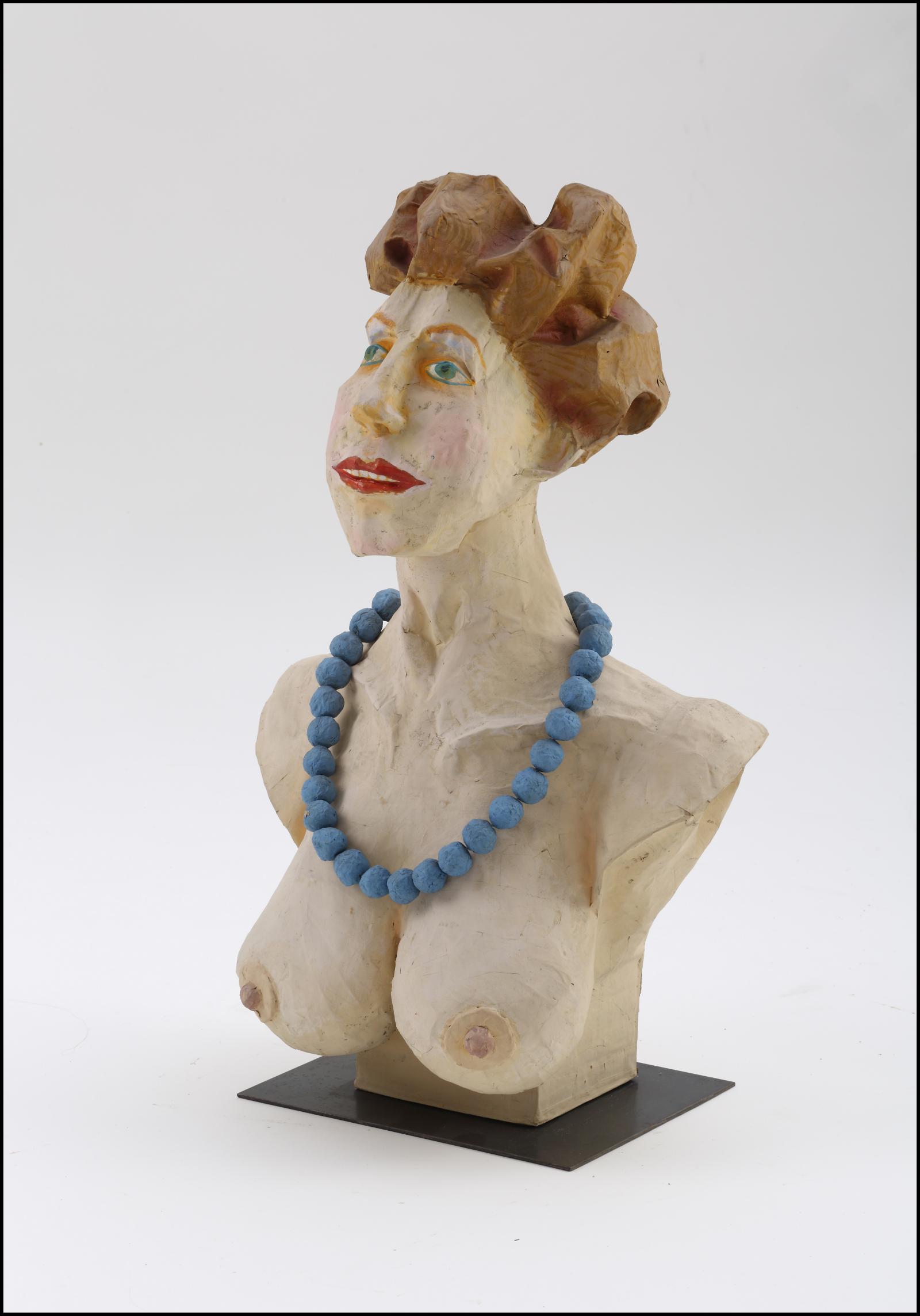 Mujer con collar azul
