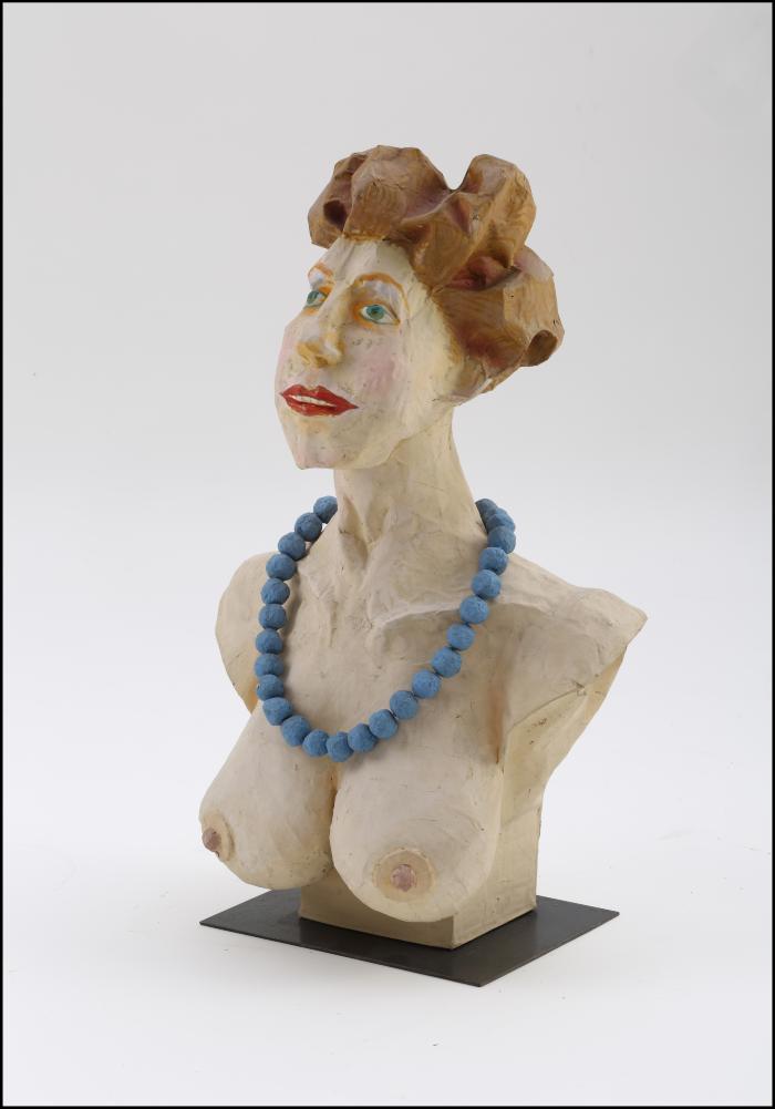 Mujer con collar azul