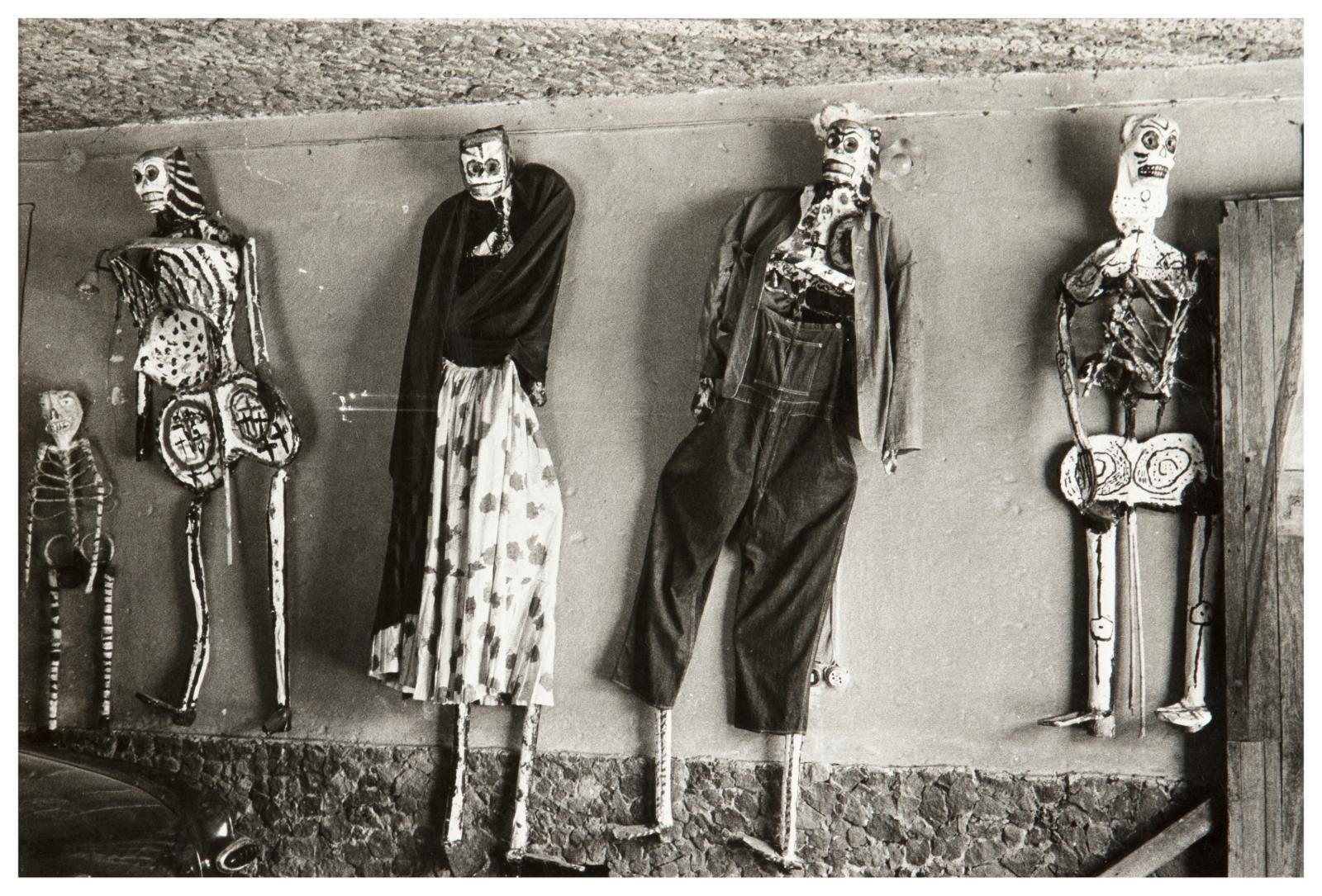 Frida sol&iacute;a vestir a los muertos (figuras de Judas de Carmen Caballero en la Casa Azul), del Archivo Raquel Tibol