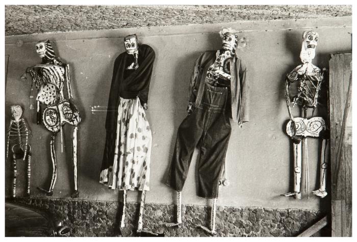 Frida sol&iacute;a vestir a los muertos (figuras de Judas de Carmen Caballero en la Casa Azul), del Archivo Raquel Tibol