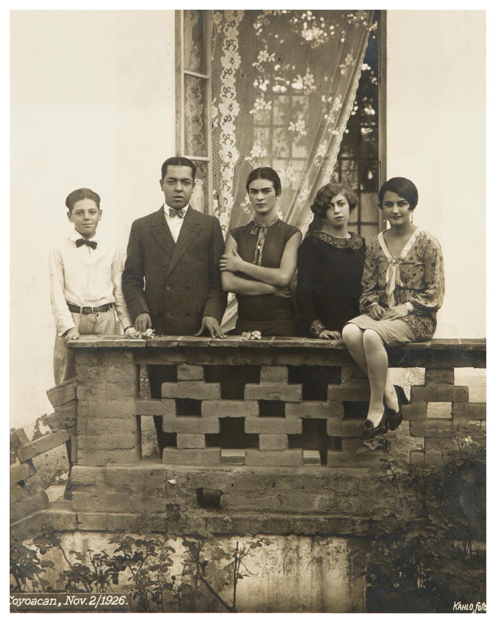 Retrato de Carlos Veraza, Alfonso Rouiax, Frida Kahlo, Consuelo Navarro y Cristina Kahlo, del Archivo Raquel Tibol