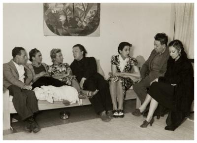 Sin título [reunión, de izquierda a derecha: Luis Cardoza y Aragón, Frida Kahlo, Jacqueline y André Bretón, Guadalupe Marín, Diego Rivera y Lola Álvarez Bravo]], del Archivo Raquel Tibol