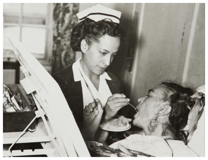 Sin t&iacute;tulo [Frida Kahlo siendo atendida por una enfermera del Hospital Ingl&eacute;s], del Archivo Raquel Tibol
