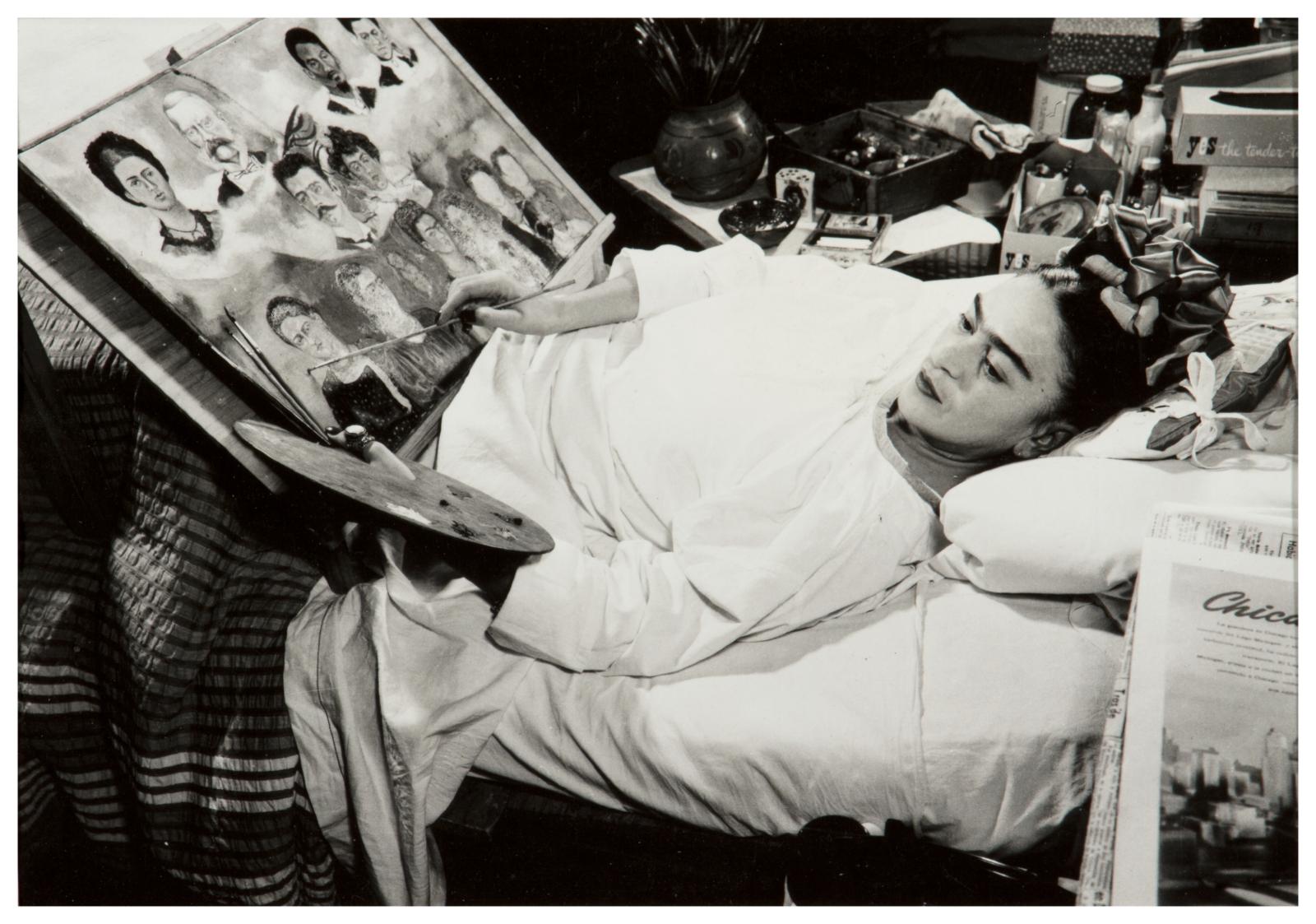 Sin t&iacute;tulo [Frida Kahlo pinta el &Aacute;rbol geneal&oacute;gico en su cama del Hospital Ingl&eacute;s], del Archivo Raquel Tibol
