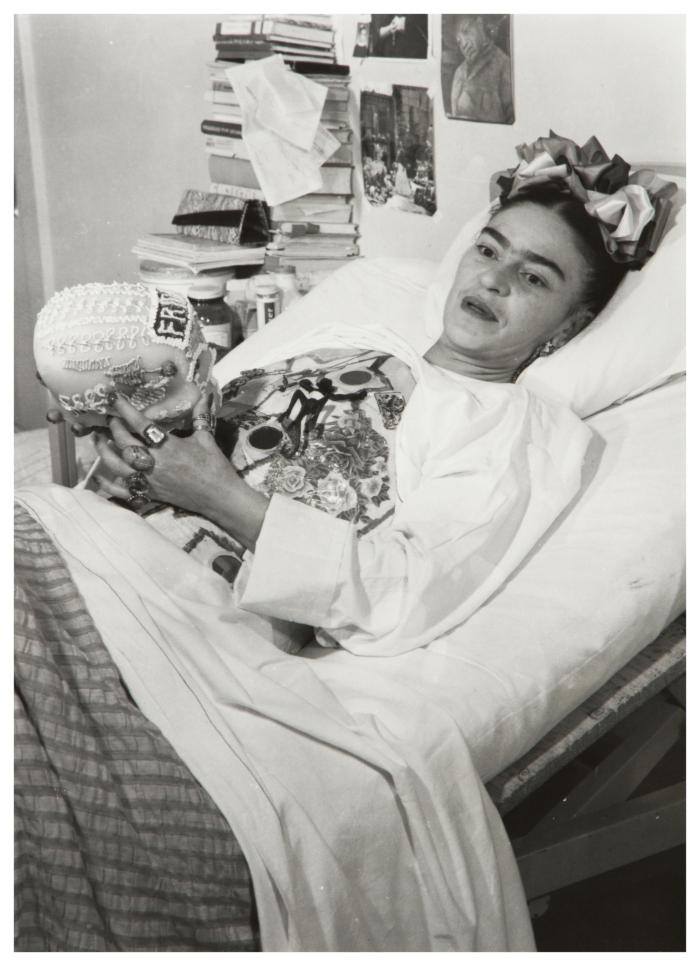 Sin t&iacute;tulo [Frida Kahlo con su calavera del D&iacute;a de Muertos, en el Hospital Ingl&eacute;s], del Archivo Raquel Tibol