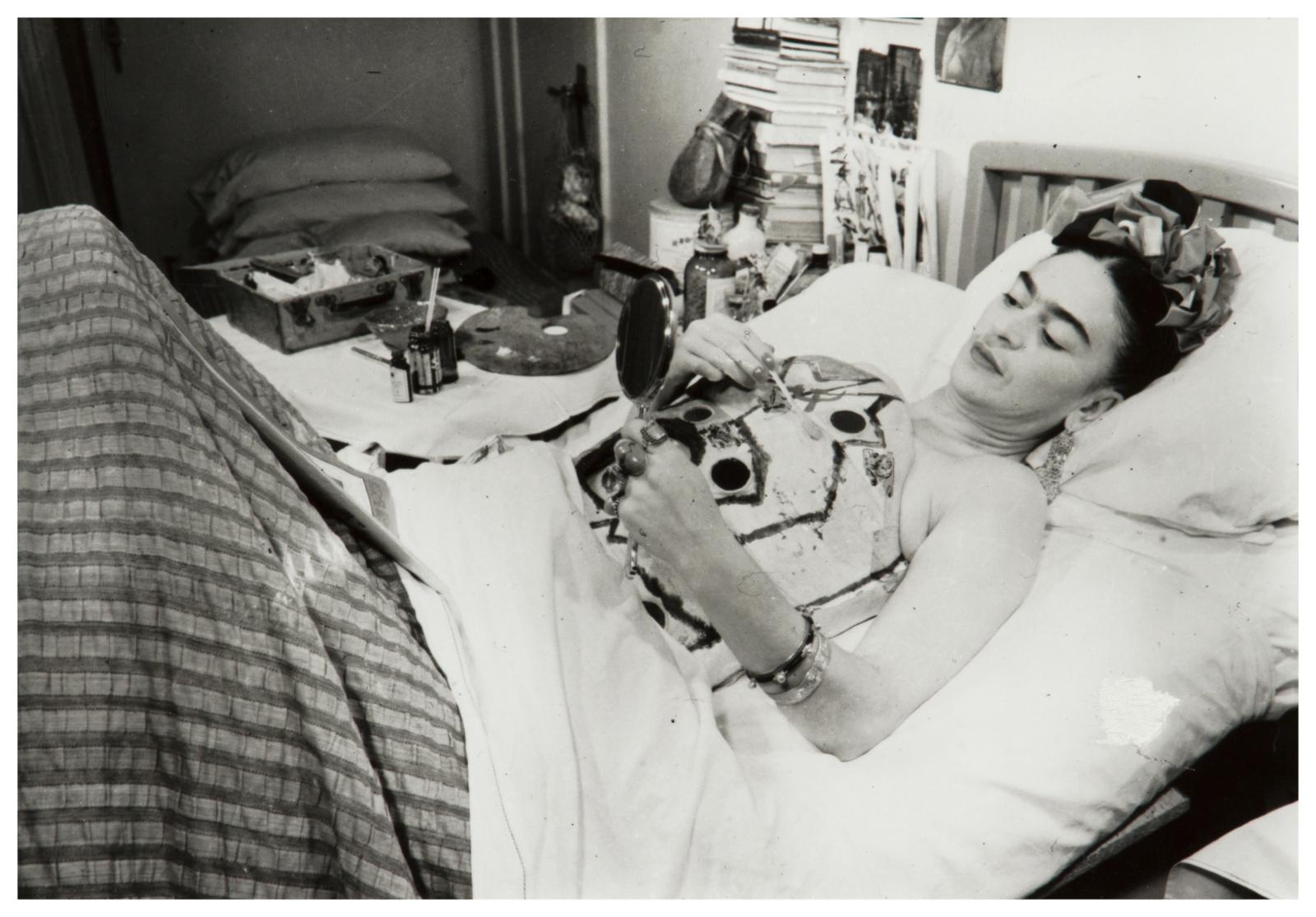 Sin t&iacute;tulo [Frida Kahlo pintando su cors&eacute; con la ayuda de un espejo en su cama del Hospital Ingl&eacute;s], del Archivo Raquel Tibol