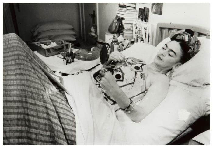 Sin t&iacute;tulo [Frida Kahlo pintando su cors&eacute; con la ayuda de un espejo en su cama del Hospital Ingl&eacute;s], del Archivo Raquel Tibol
