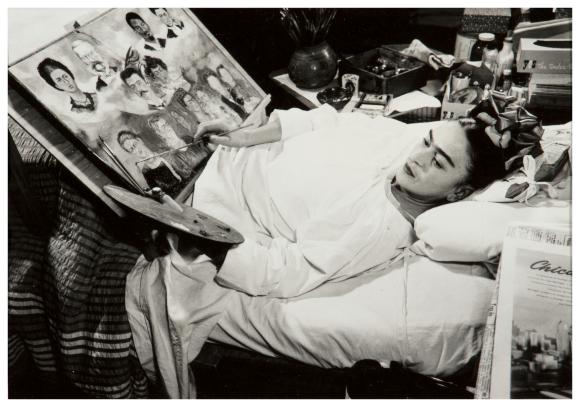 Sin título [Frida Kahlo pinta el Árbol genealógico en su cama del Hospital Inglés], del Archivo Raquel Tibol