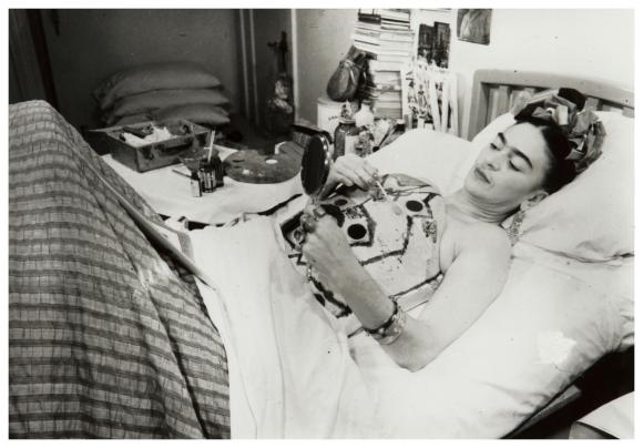 Sin título [Frida Kahlo pintando su corsé con la ayuda de un espejo en su cama del Hospital Inglés], del Archivo Raquel Tibol