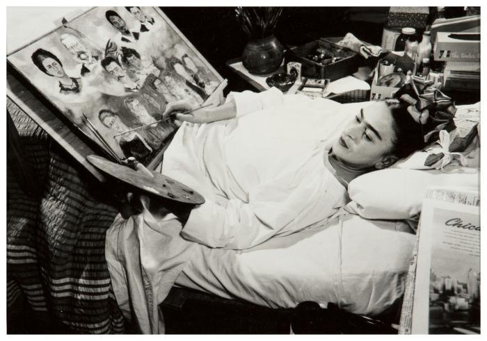 Sin t&iacute;tulo [Frida Kahlo pinta el &Aacute;rbol geneal&oacute;gico en su cama del Hospital Ingl&eacute;s], del Archivo Raquel Tibol