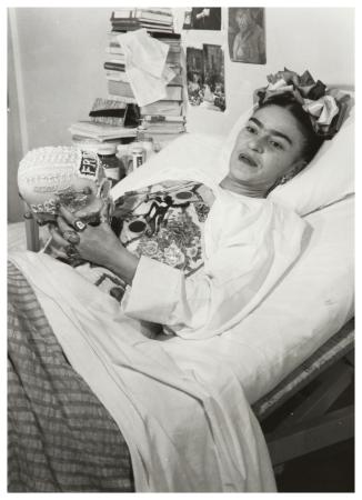 Sin título [Frida Kahlo con su calavera del Día de Muertos, en el Hospital Inglés], del Archivo Raquel Tibol