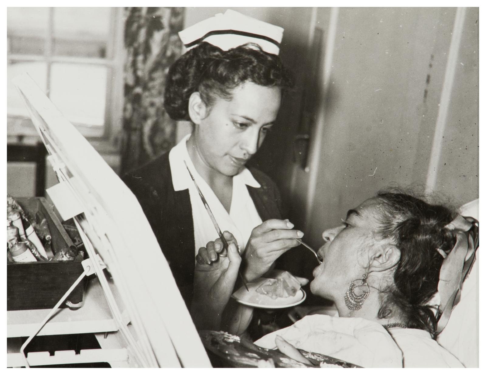Sin t&iacute;tulo [Frida Kahlo siendo atendida por una enfermera del Hospital Ingl&eacute;s], del Archivo Raquel Tibol