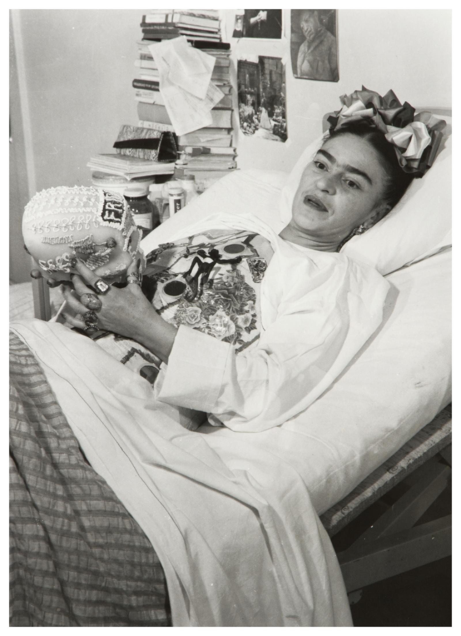 Sin t&iacute;tulo [Frida Kahlo con su calavera del D&iacute;a de Muertos, en el Hospital Ingl&eacute;s], del Archivo Raquel Tibol